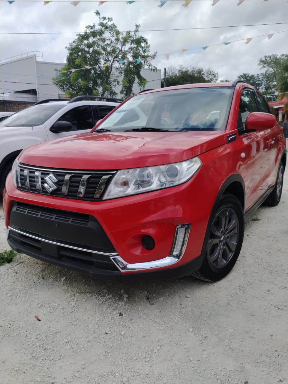 SUV Suzuki roja en lote de seminuevos